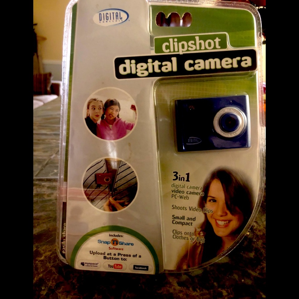 Clipsshot digital camera